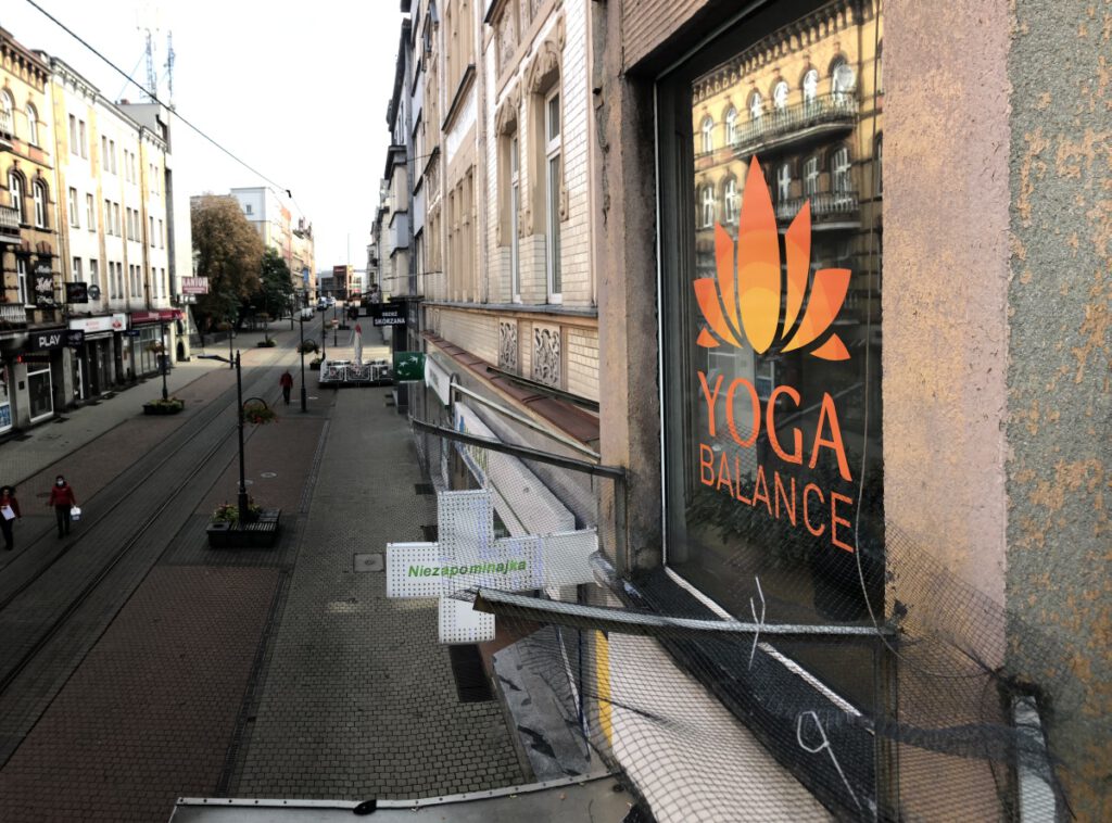 Reklama dla studia Yoga Balance w Chorzowie okno